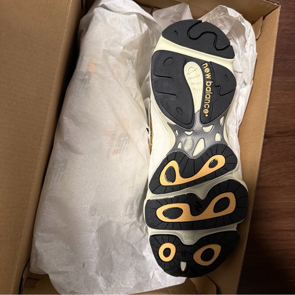 New Balance NB 1000 M1000FLM Yellow Mint Limited Edition Sz 6 Men .W 7.5 - Picture 2 of 3